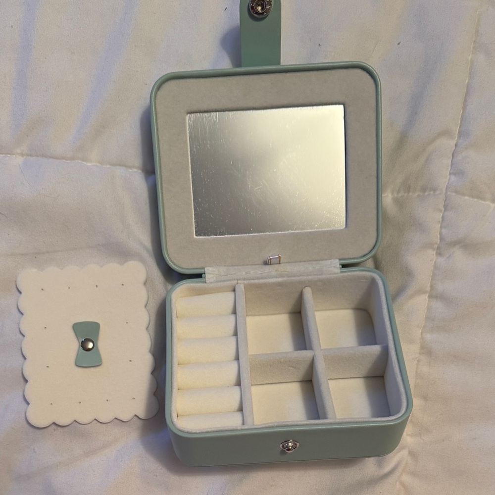 Elegant Mint Green Quilted Women's Travel Jewelry Case - Picture 3 of 13